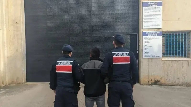 Samsun’da 10 yıl 5 ay hapis cezası bulunan firari hükümlü yatağın altında yakalandı