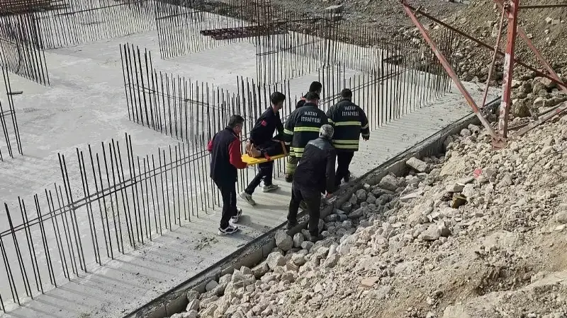 Şantiye sahasına giren vatandaş inşaat temeline düştü