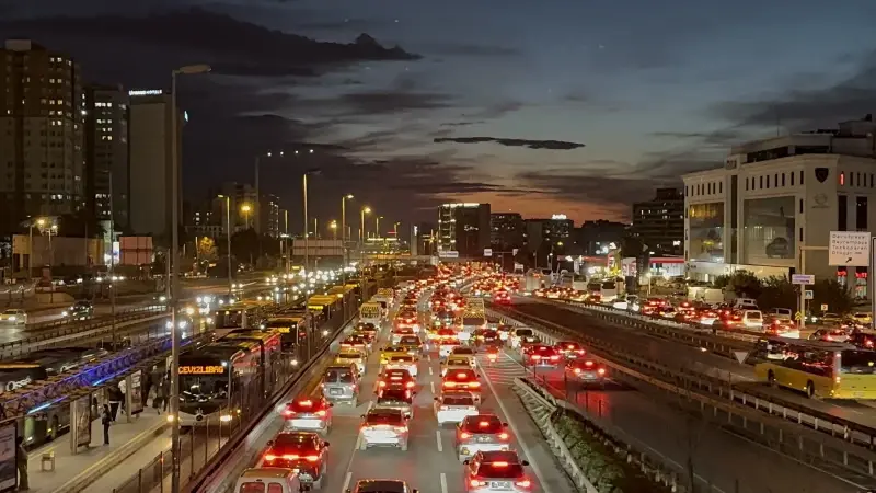 Trafik yoğunluğu yüzde 83’e ulaştı: İstanbul’da araçlar akşam saatlerinde güçlükle ilerledi