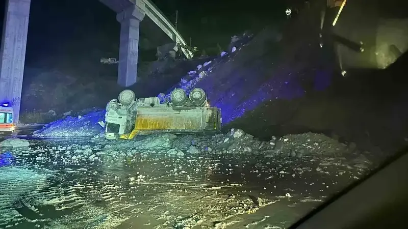 YHT şantiyesinde 15 metre yükseklikten devrilen kamyonun sürücüsü ağır yaralandı