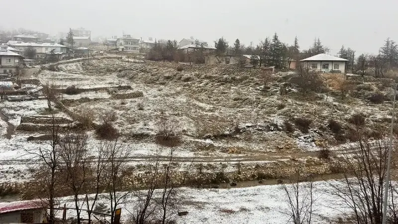 Adana’nın yüksek kesimlerine kar yağdı