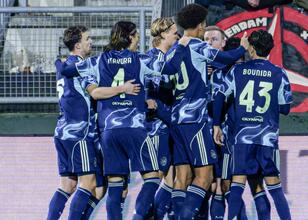 Ajax, 10 kişiyle deplasmanda kazandı!