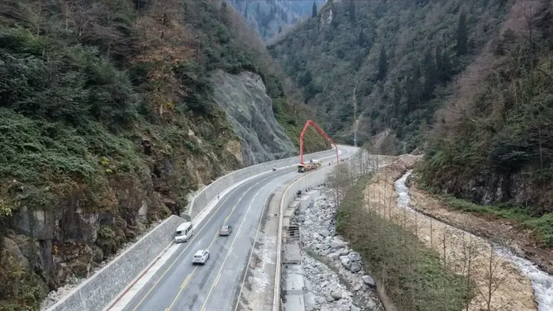 Ayder’de kaya riskine karşı çelik örgülü önlem