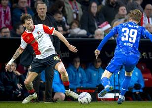 Feyenoord sahasında takıldı!