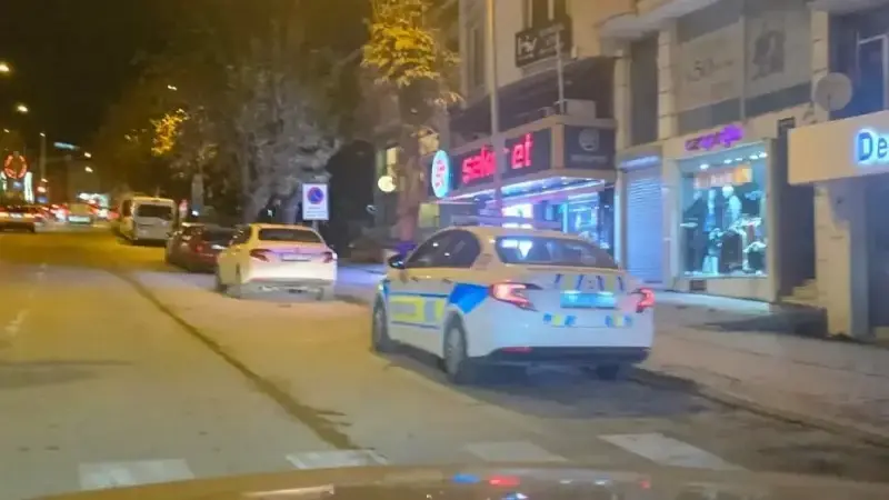 Gençler arasında yan bakma kavgasında bıçaklar çekildi: Ayağından çıkarıp sapladı