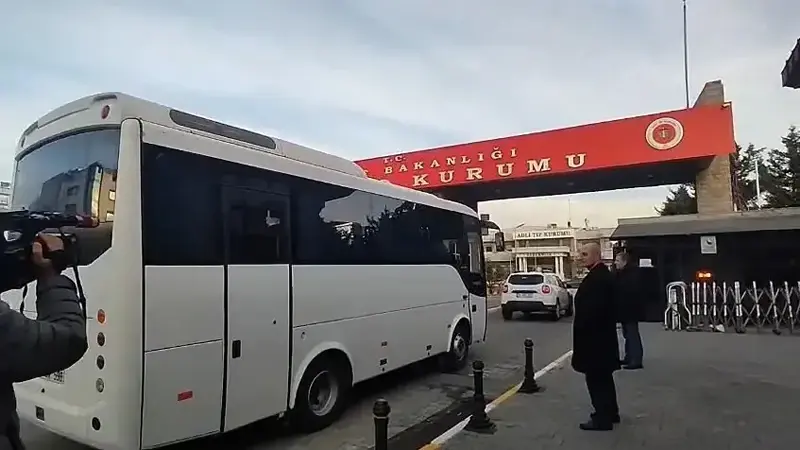 Gözaltına alınan Mehmet Akif Ersoy sağlık kontrolü için Adli Tıp Kurumu’na getirildi