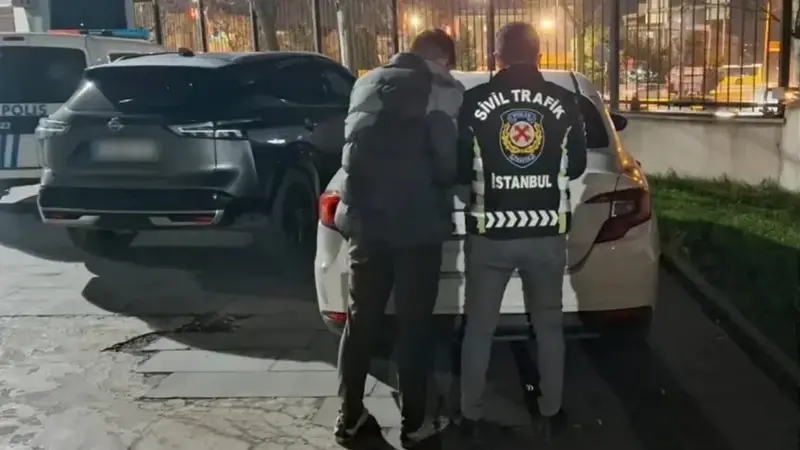 Sultangazi’de kırmızı ışık ihlali yapıp yayayı tehlikeye atan sürücüye ceza kesildi