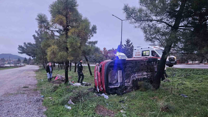 Balıkesir’de takla atan otomobil yan yattı: İki kişi yaralandı