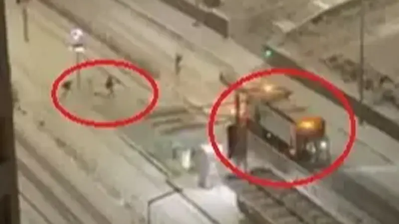 Çocukların attığı kartopu kazaya neden oldu: Kar küreme aracı refüje çarptı
