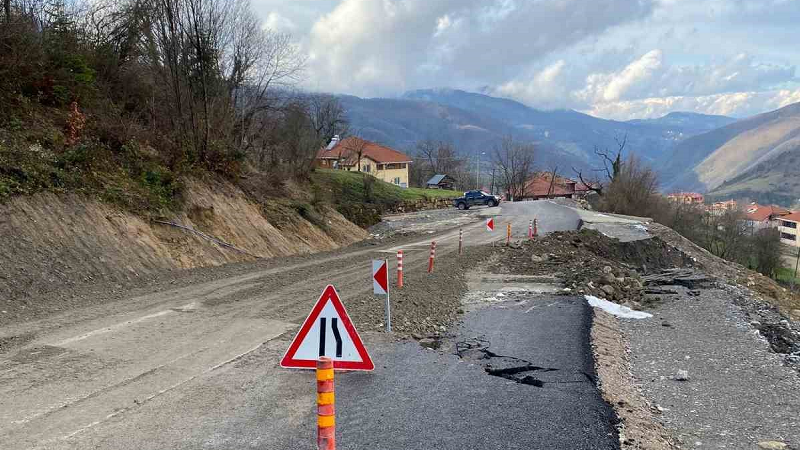 Eriyen karlara heyelana yol açtı
