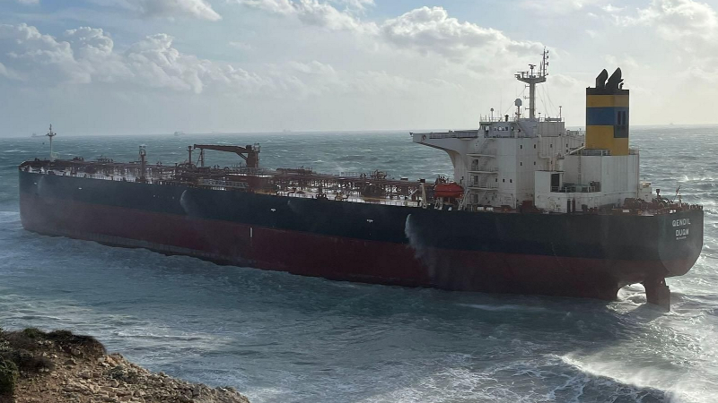 Ham petrol tankeri fırtına nedeniyle karaya oturdu