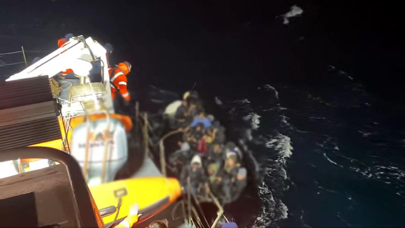 İzmir’de göçmen botu yarı batı halde bulundu: 1 kişinin cansız bedeni bulundu 7 göçmen aranıyor