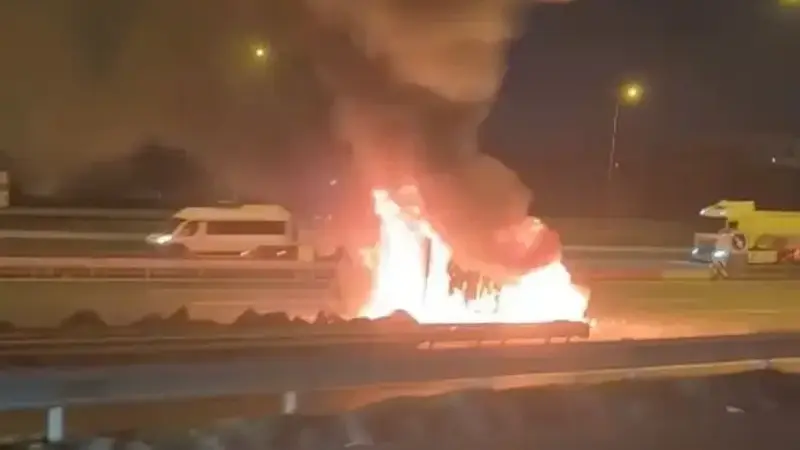 Lastik yüklü minibüs alev topuna dönüp hurda oldu