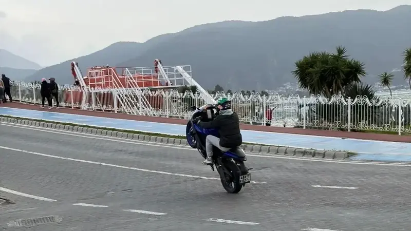 Motosikletlinin tek teker şovuna ceza