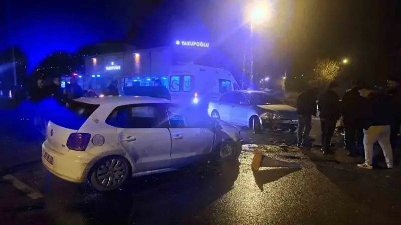 Osmaniye’de iki otomobil çarpıştı: İki kişi yaralandı